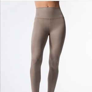 Alo Yoga High-Waist Airbrush Legging (M / gravel)